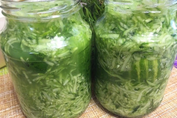 Перезревшие огурцы в собственном соку