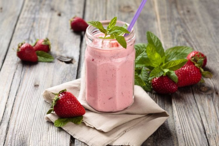 Смузи из клубники с миндальным молоком