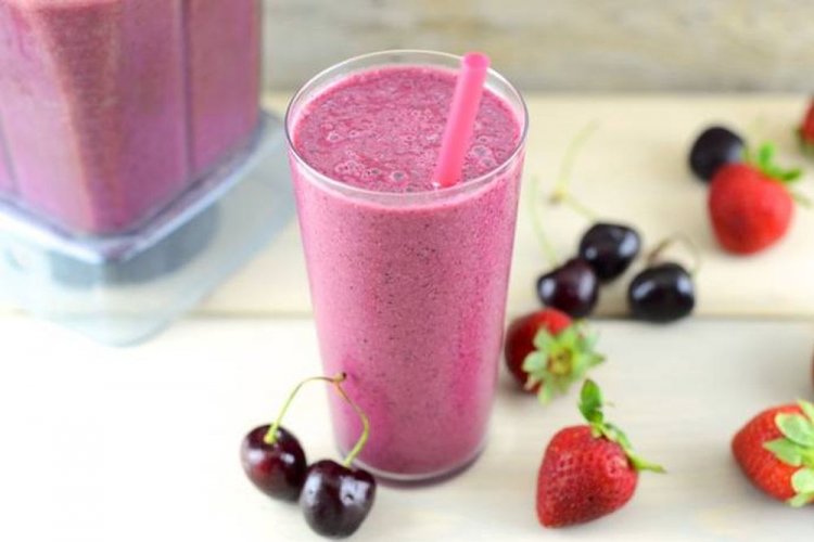 Молочный смузи с клубникой и вишней