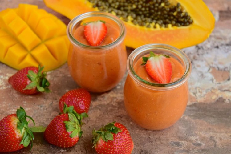 Смузи из клубники, папайи и манго