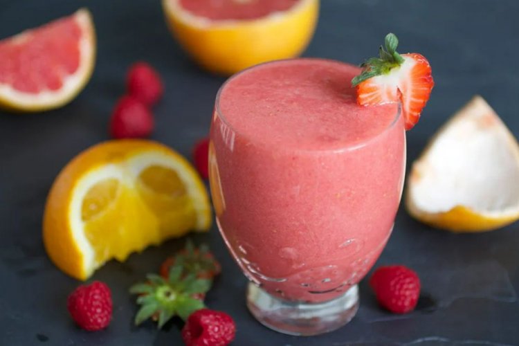 Смузи с клубникой, апельсином и йогуртом