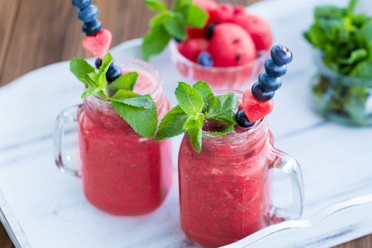 Смузи из клубники, мелиссы и лесных ягод