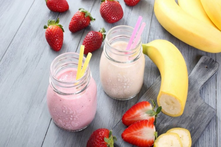 Клубничный смузи с бананом и молоком
