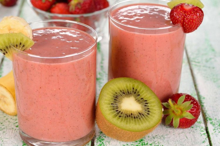 Смузи с клубникой, бананом и киви