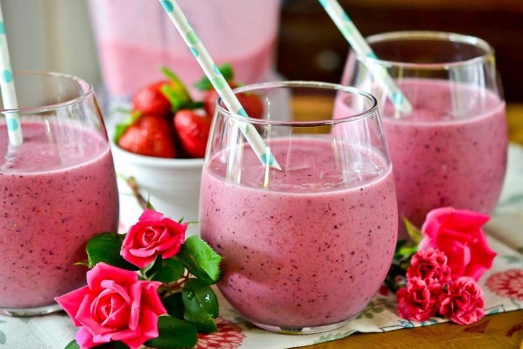 Смузи из клубники с лепестками чайной розы