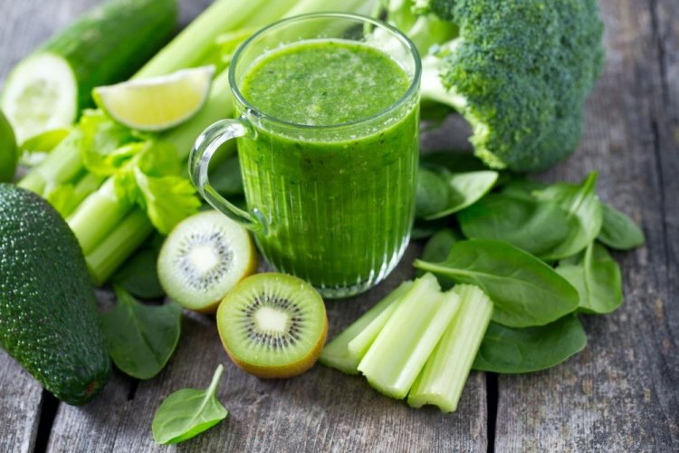 Смузи с огурцом, авокадо, сельдереем и киви