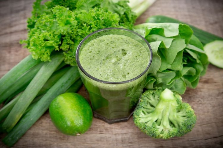 Смузи из брокколи, лайма и огурцов