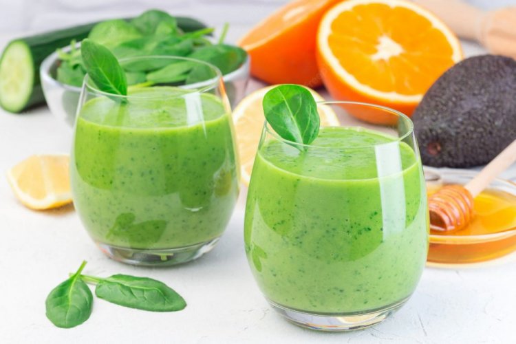 Смузи с огурцом, авокадо и апельсиновым соком