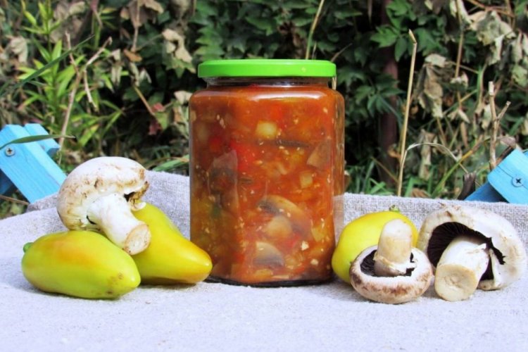 Лечо из болгарского перца, шампиньонов и свежих помидоров