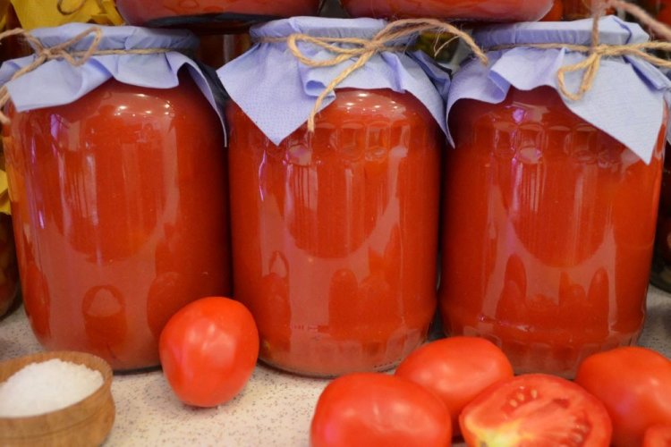 Томатный сок с солью и молотым перцем