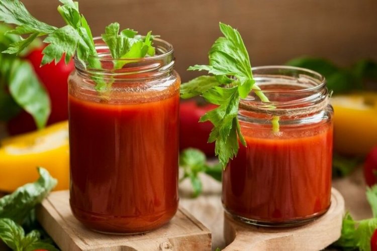 Томатный сок с гвоздикой и чесноком