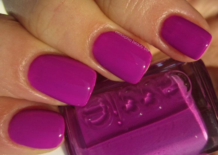 Маникюр в цвете маджента