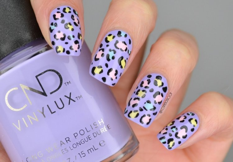 Маникюр с цветными животными принтами