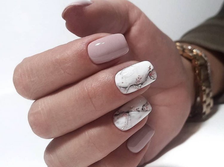 Светлый мраморный маникюр