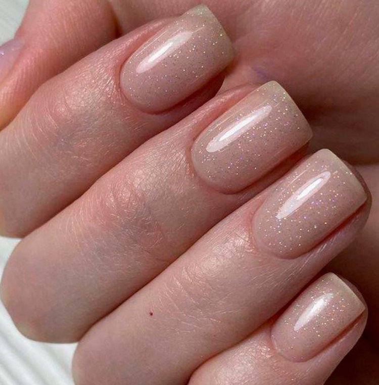 Нюдовый маникюр с шиммером
