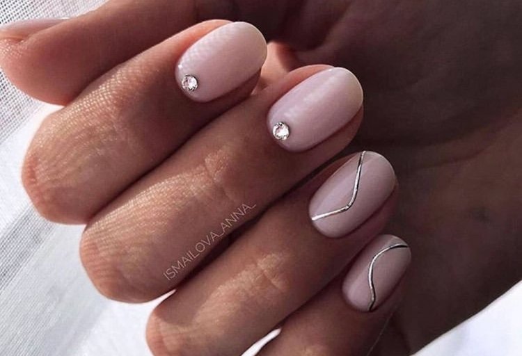 Минималистичный маникюр со стразами