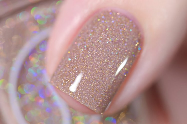 Нежный светоотражающий маникюр