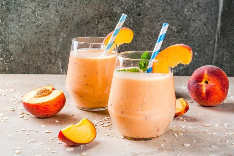 Персиковый смузи с медом и кефиром