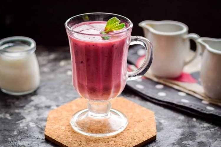 Ягодный смузи с кефиром и медом