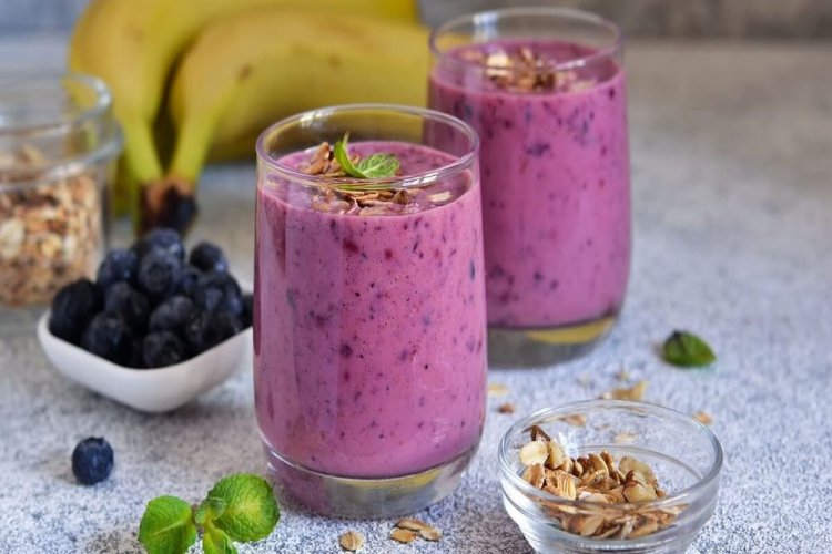 Смузи из бананов и черники с кефиром