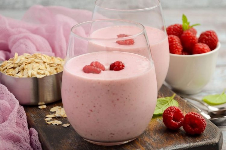 Клубнично-малиновый смузи с овсяными хлопьями