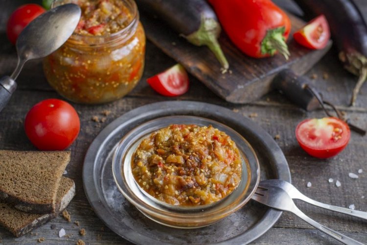 Баклажанная икра с болгарским перцем и помидорами