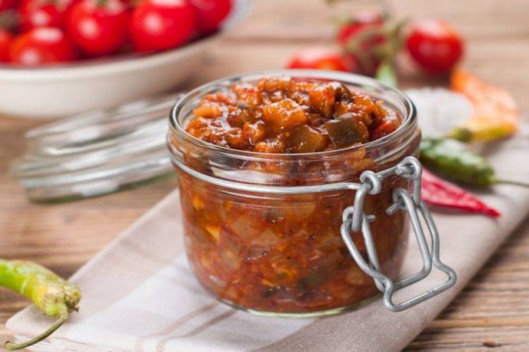 Икра из баклажанов с острым томатным соусом