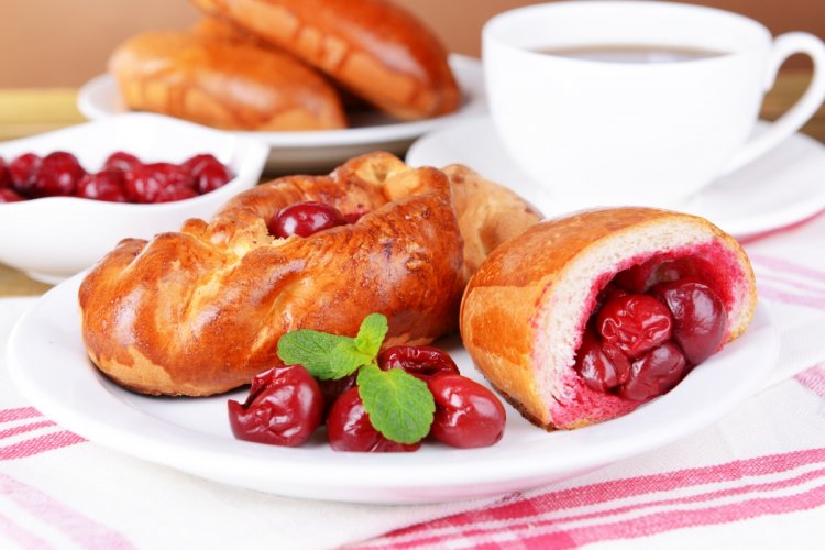 Пирожки с вишней: 15 отличных рецептов на любой вкус