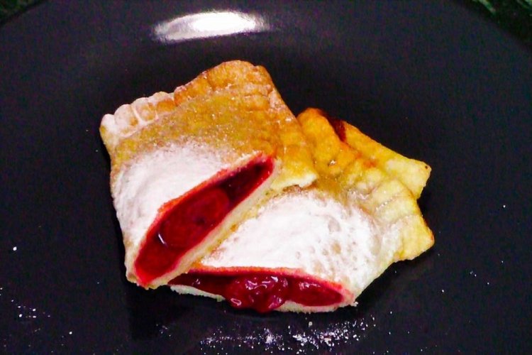 Пирожки с вишней во фритюре