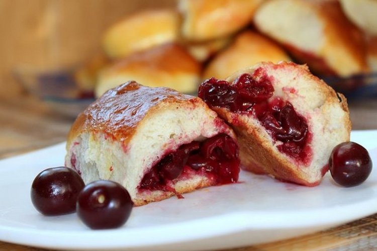 Пирожки на сливочном масле с вишней