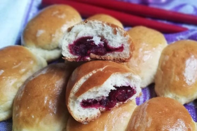 Пирожки на кефире с вишней