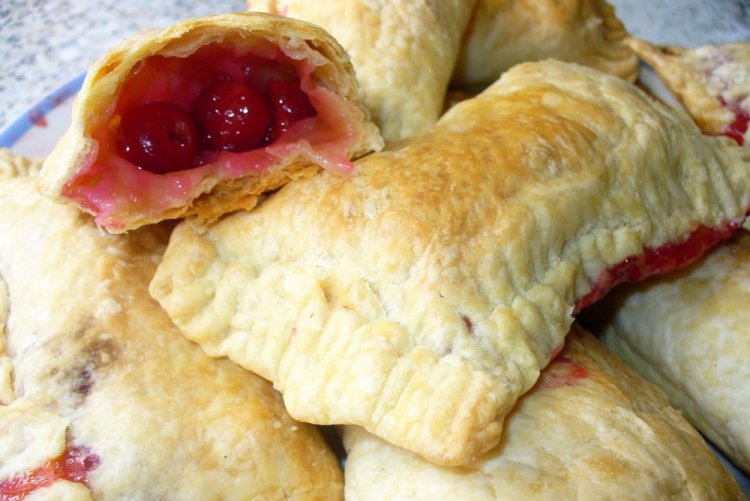 Пирожки из слоеного теста с вишней