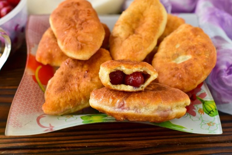 Жареные пирожки с вишней