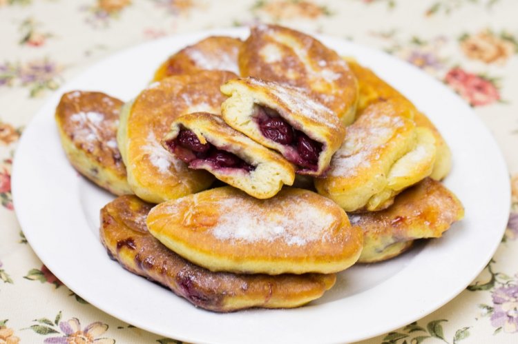 Бездрожжевые пирожки с вишней на воде