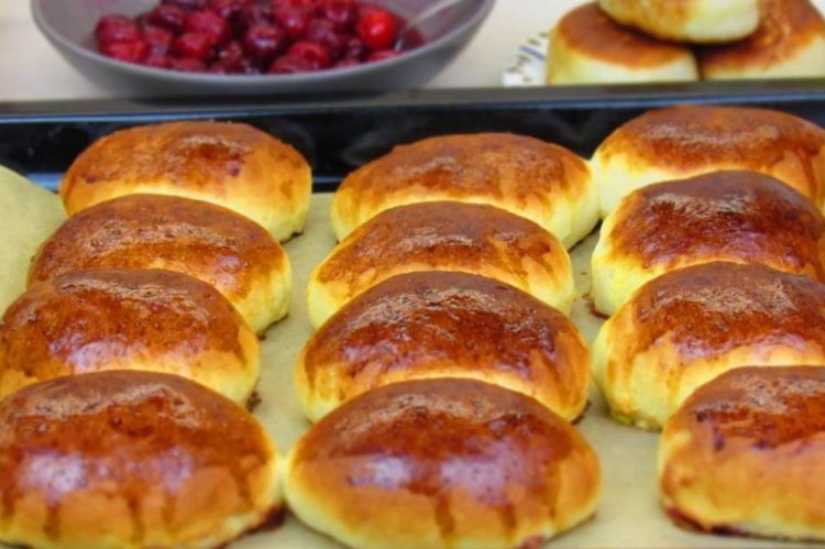 Быстрые пирожки на молоке с вишней