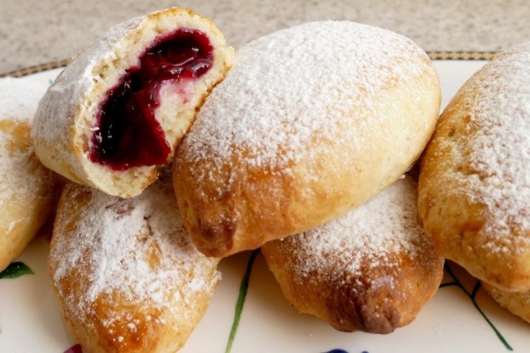 Пирожки из творожного теста с вишней