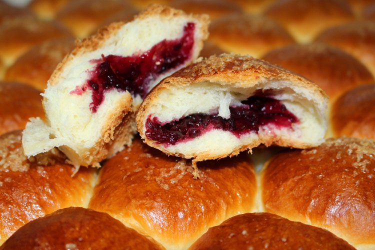 Пирожки с вишней и яблоками на заварной основе