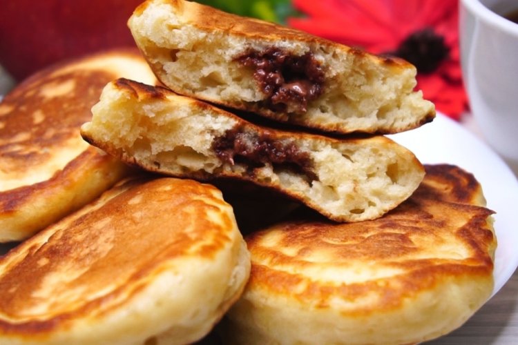 Оладьи на дрожжах с начинкой