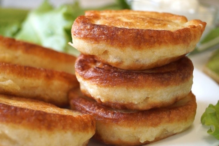 Оладьи на дрожжах с луком