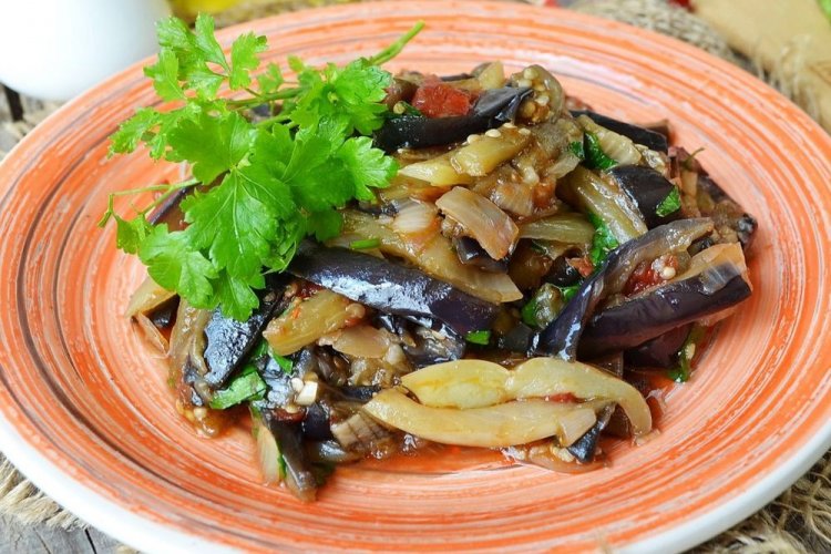 Острые баклажаны с луком, свежими помидорами и чесноком