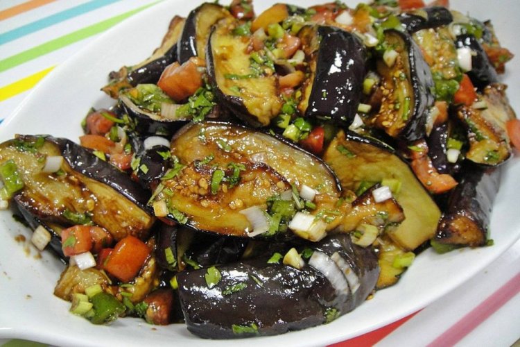 Баклажаны по-корейски с помидорами, зеленым луком и чесноком