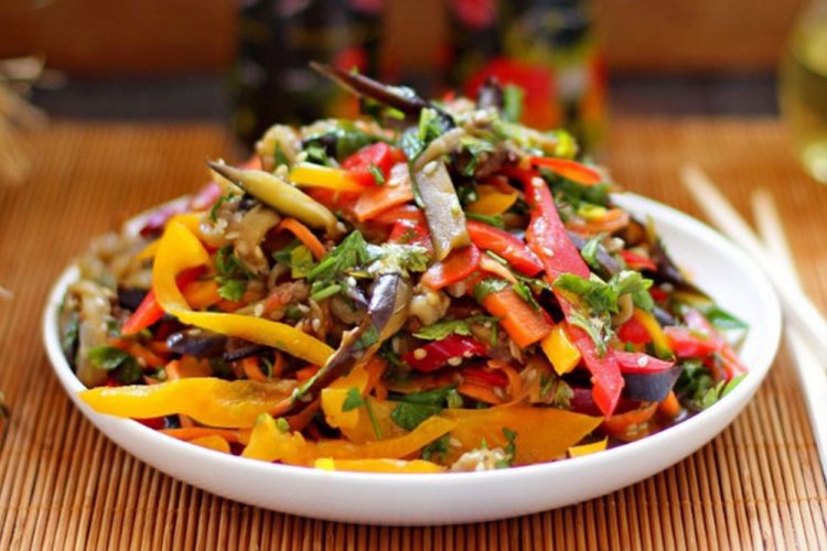 Корейский салат из болгарского перца, зелени и вареных баклажанов