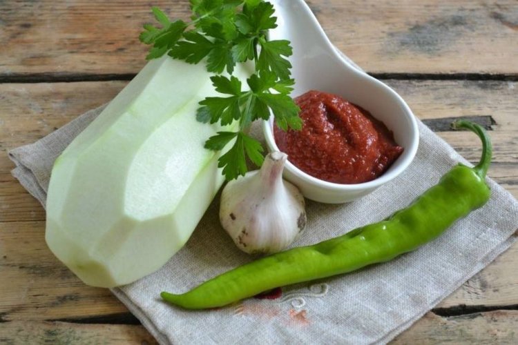 Аджика из кабачков с острым перцем, чесноком и томатным соком