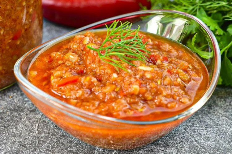 Аджика из кабачков с лимонным соком и кусочками острого перца