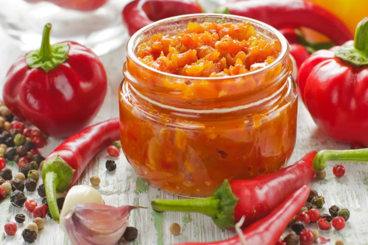 Пикантная аджика с кабачками, болгарским и острым перцем