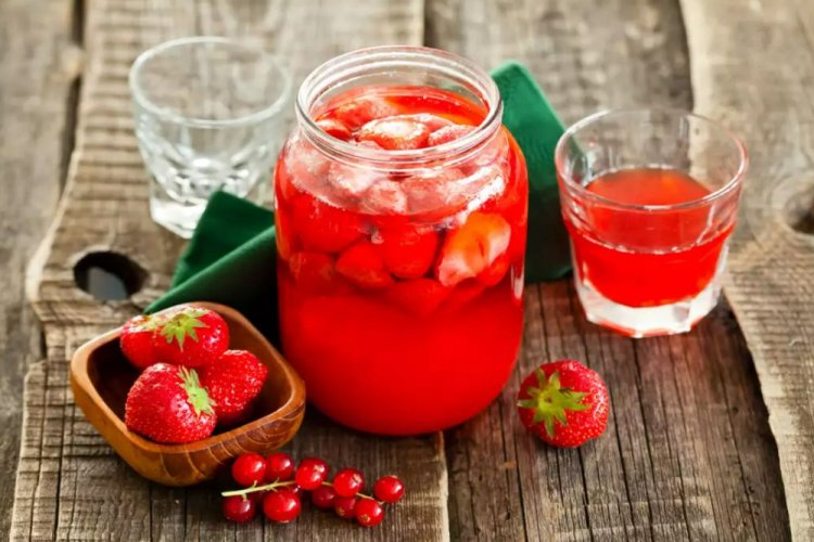 Летний компот из клубники и красной смородины