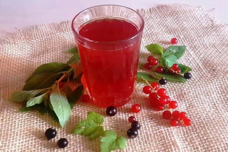 Компот из черной и красной смородины