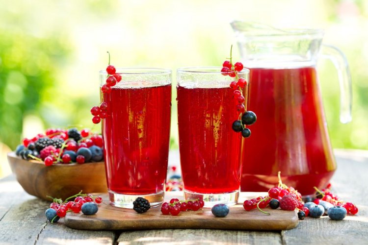 Компот из смородины, ежевики, малины и голубики