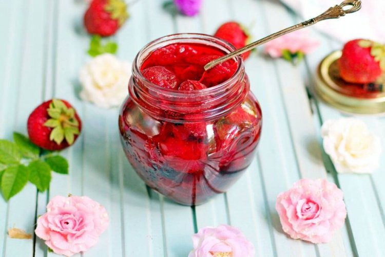 Клубничный джем с чайной розой
