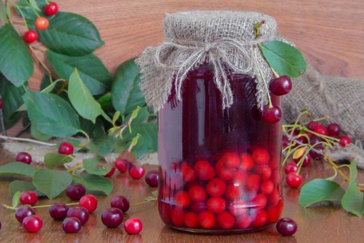 Вишневый компот с корицей и душистым перцем